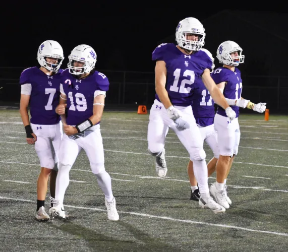 Eagles bounce back for Homecoming thriller